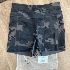 Zyia active size L forest camo luxe pocket hustle shorts